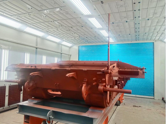 A linha de pintura militar lado da produção esgota a cabine militar da pintura do tanque