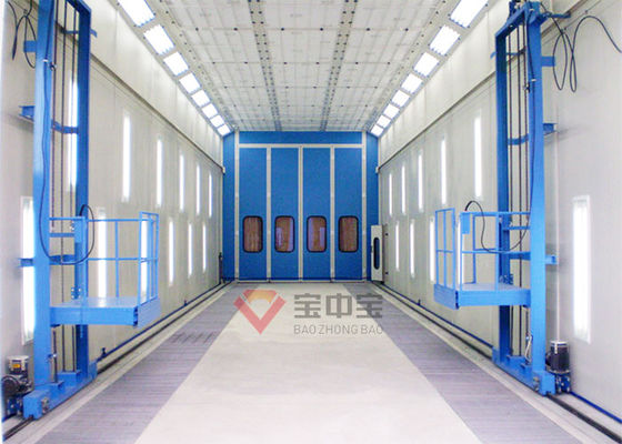 Homem do elevador na cabine de pulverizador da pintura do caminhão da sala da pintura com plataforma 3D de levantamento